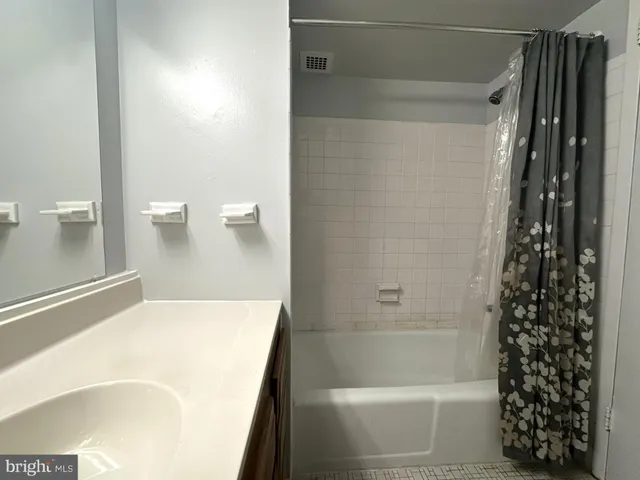 $2,200 | 2626 Fort Farnsworth Road, Unit 200, Alexandria, VA 22303