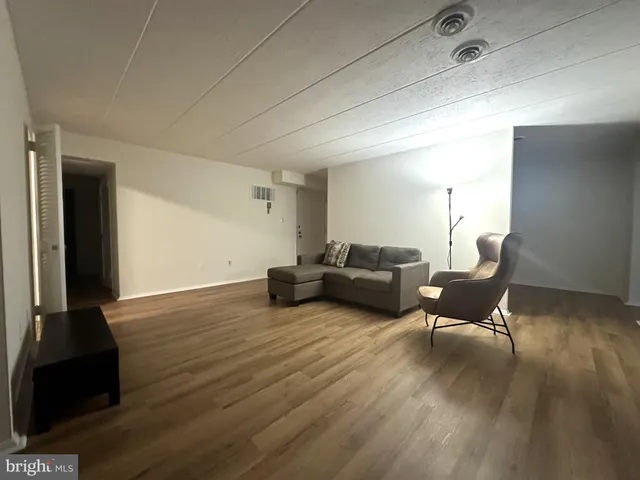 $2,200 | 2626 Fort Farnsworth Road, Unit 200, Alexandria, VA 22303