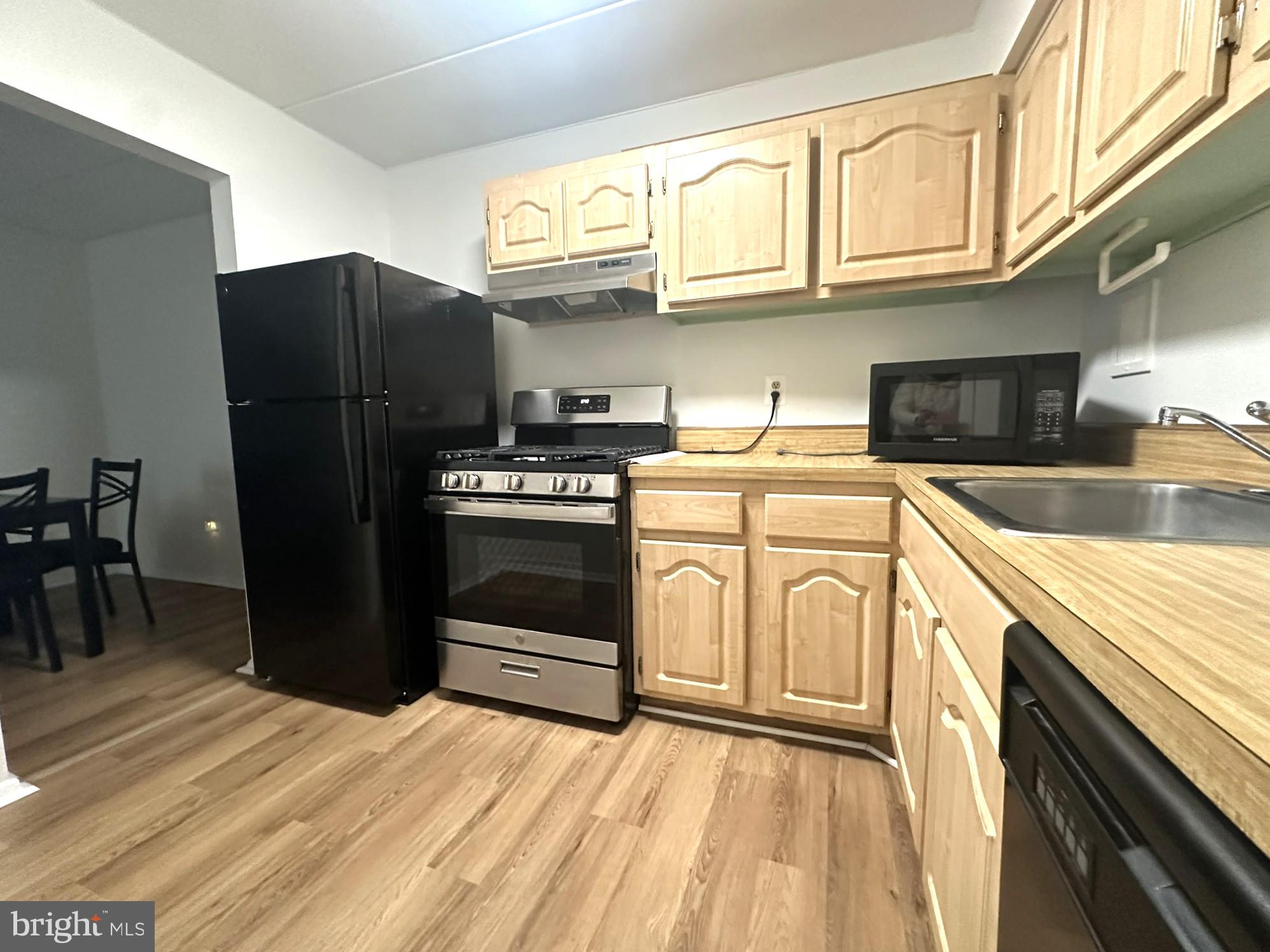 2626 Fort Farnsworth Road, Unit 200 Alexandria, VA 22303 - Photo 3 of 22 Updated kitchen - gas cooking