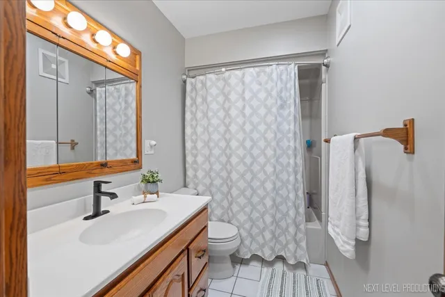 $455,000 | 3011 Scenicwood Lane, Woodridge, IL 60517