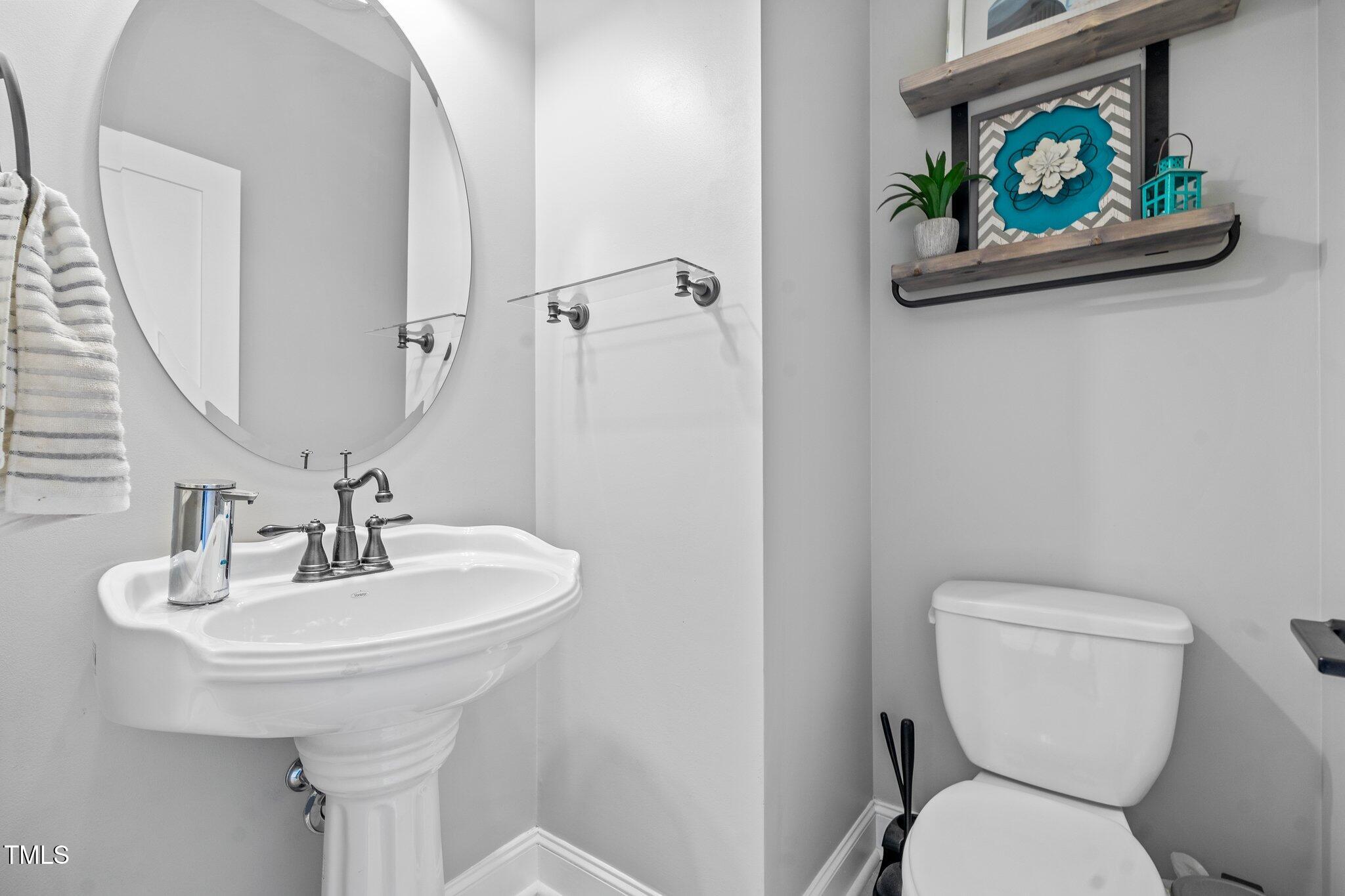200 Heather Brook Circle Spring Lake, NC 28390 - Photo 8 of 36 a bathroom with a toilet a sink and a mirror