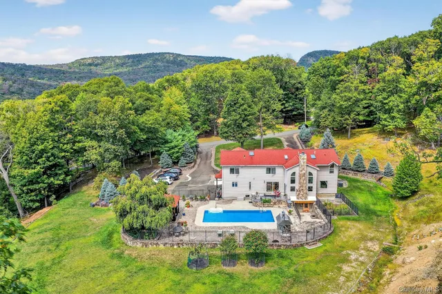 an outdoor space with lots of green space and plants
