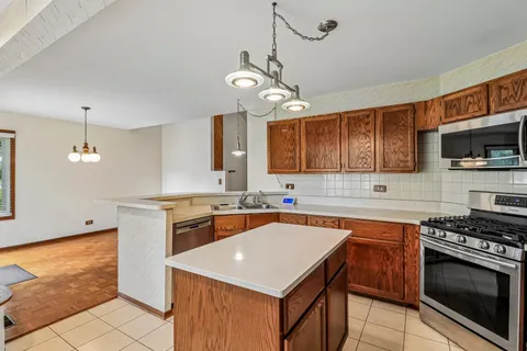 $365,000 | 1079 Braeburn Road, Mundelein, IL 60060