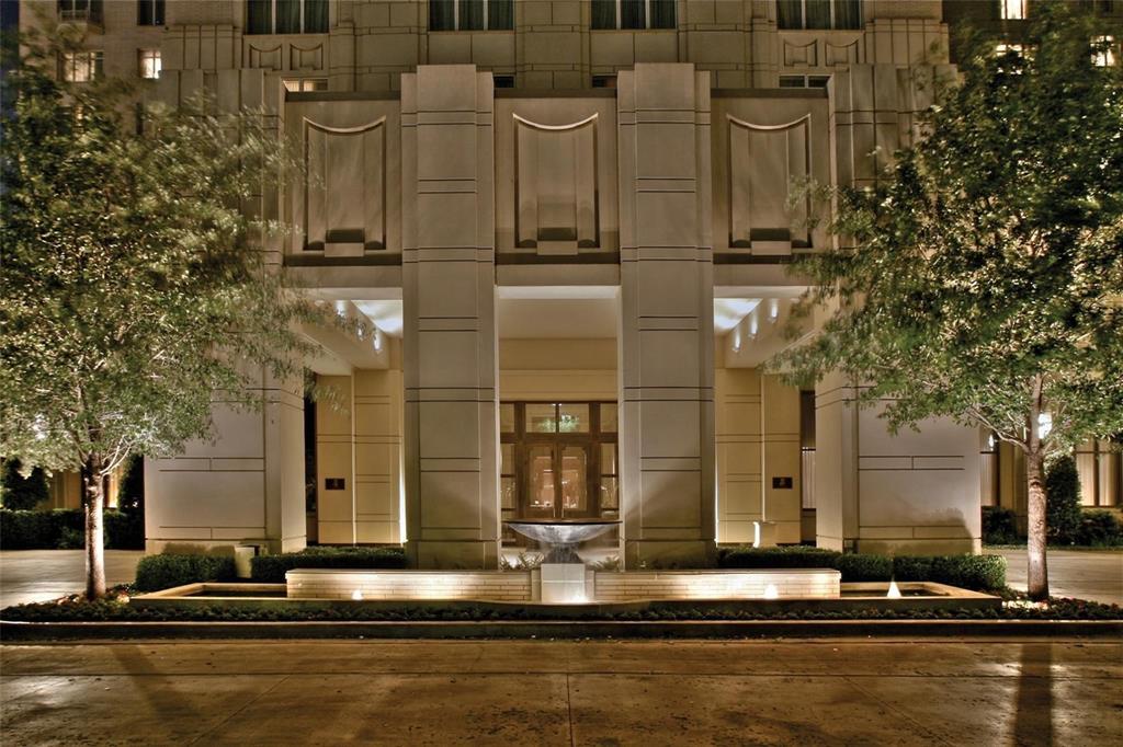 2525 North Pearl Street, Unit 1201 Dallas, TX 75201 - Photo 32 of 40 Grand Entry Porto Cochere with fountain.