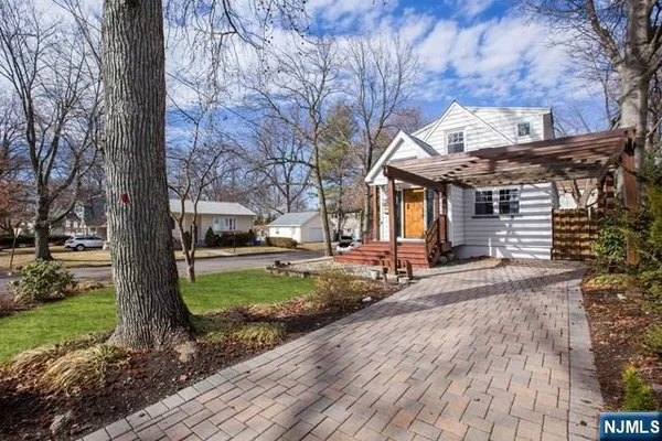 a view of a house with backyard and trees