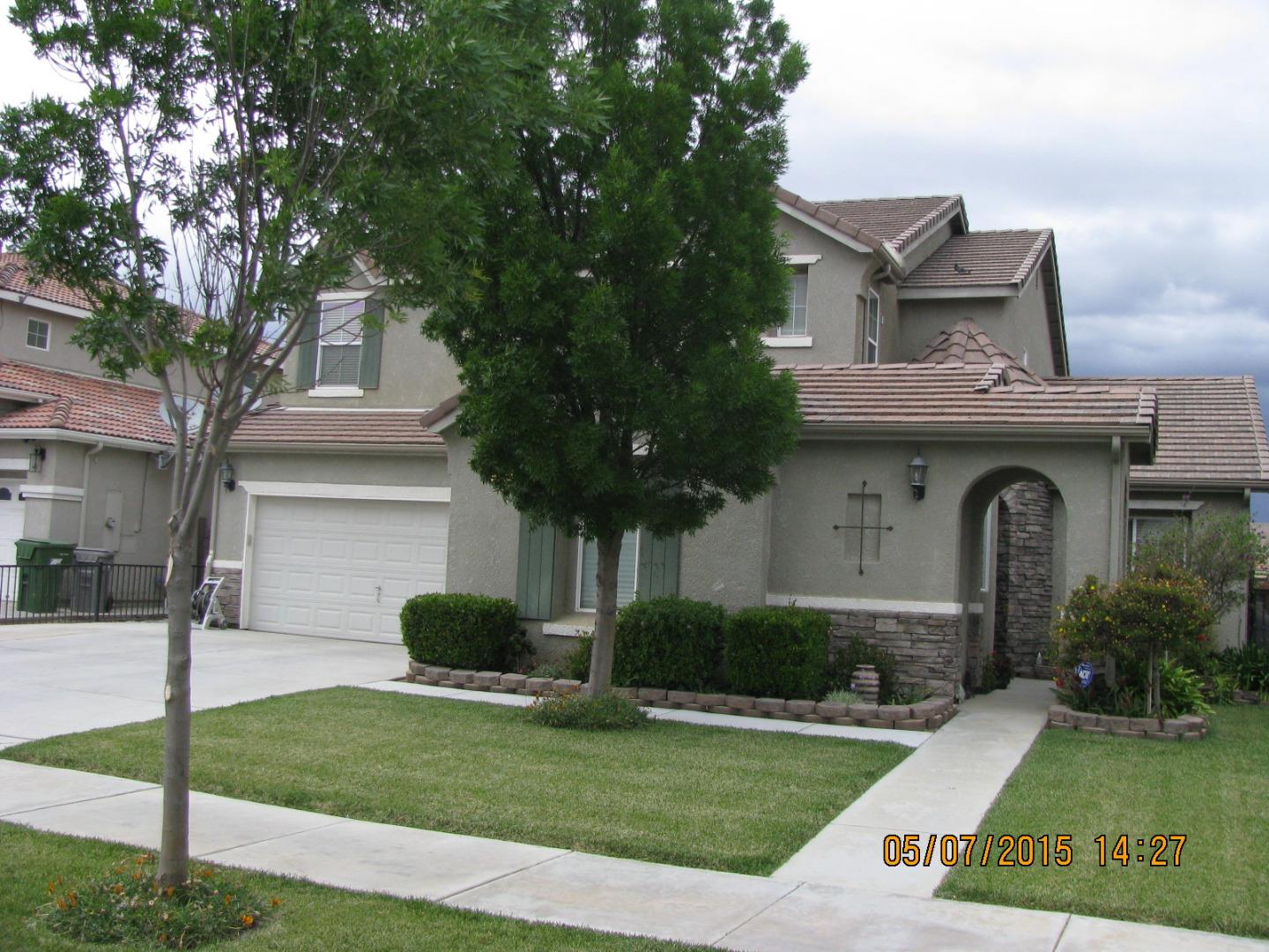 911 Azalea Court Los Banos, CA 93635 - Photo 4 of 5 a front view of a house with garden