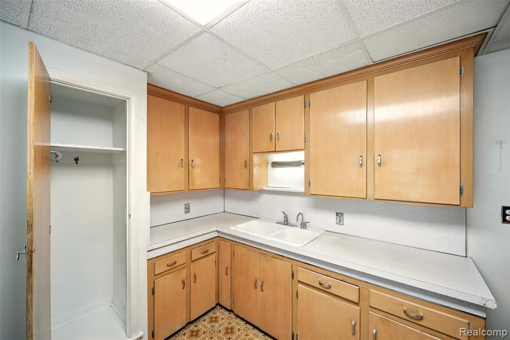 826 Shoreham Road Grosse Pointe Woods, MI 48236 - Photo 12 of 32