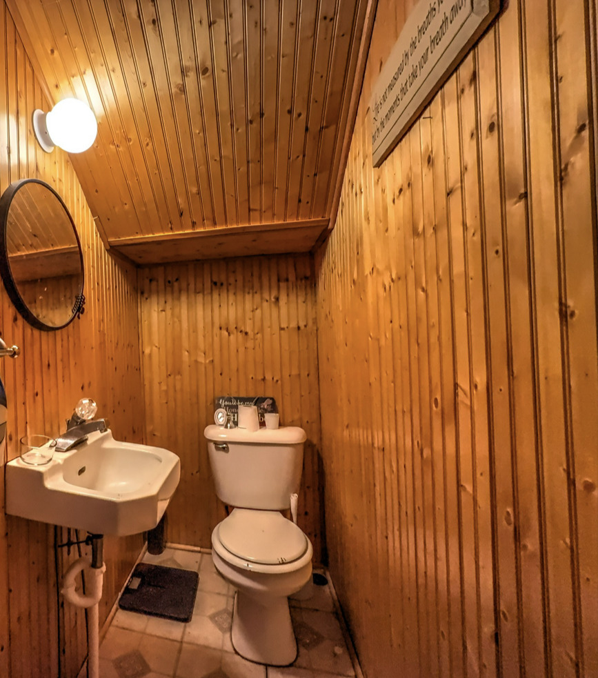 533 South 4th Street Watseka, IL 60970 - Photo 18 of 24 a bathroom with a toilet a sink and curtain