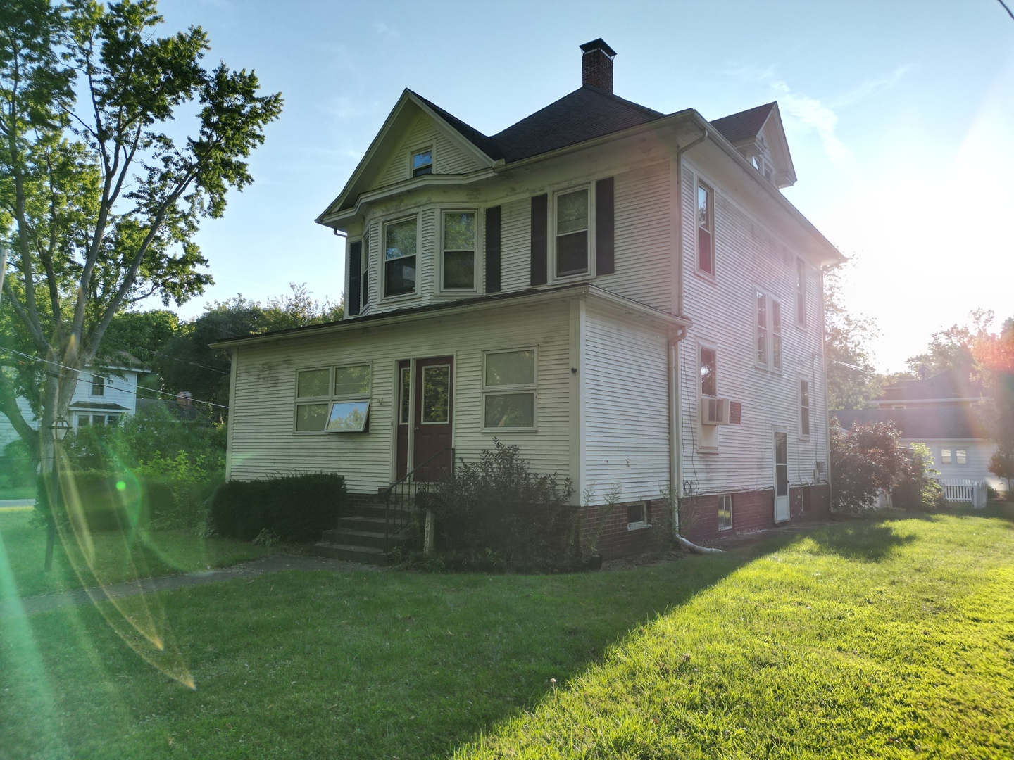 533 South 4th Street Watseka, IL 60970 - Photo 2 of 24 a front view of a house with garden