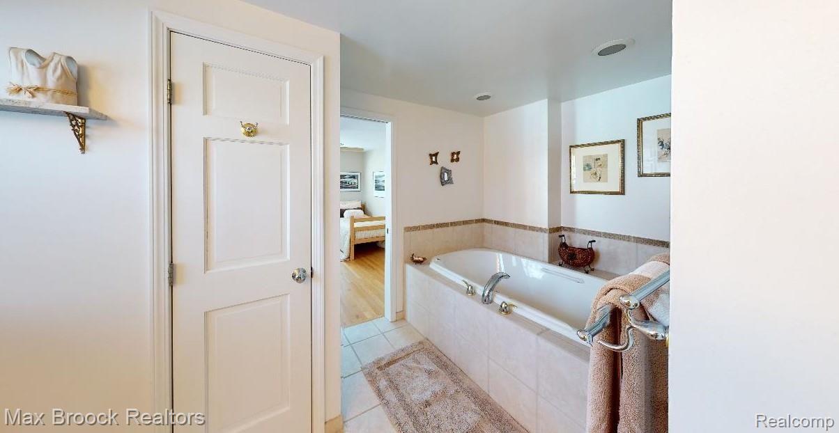 4146 Nearbrook Road Bloomfield Hills, MI 48302 - Photo 41 of 67 Full Bath 2nd Floor 1.jpg
