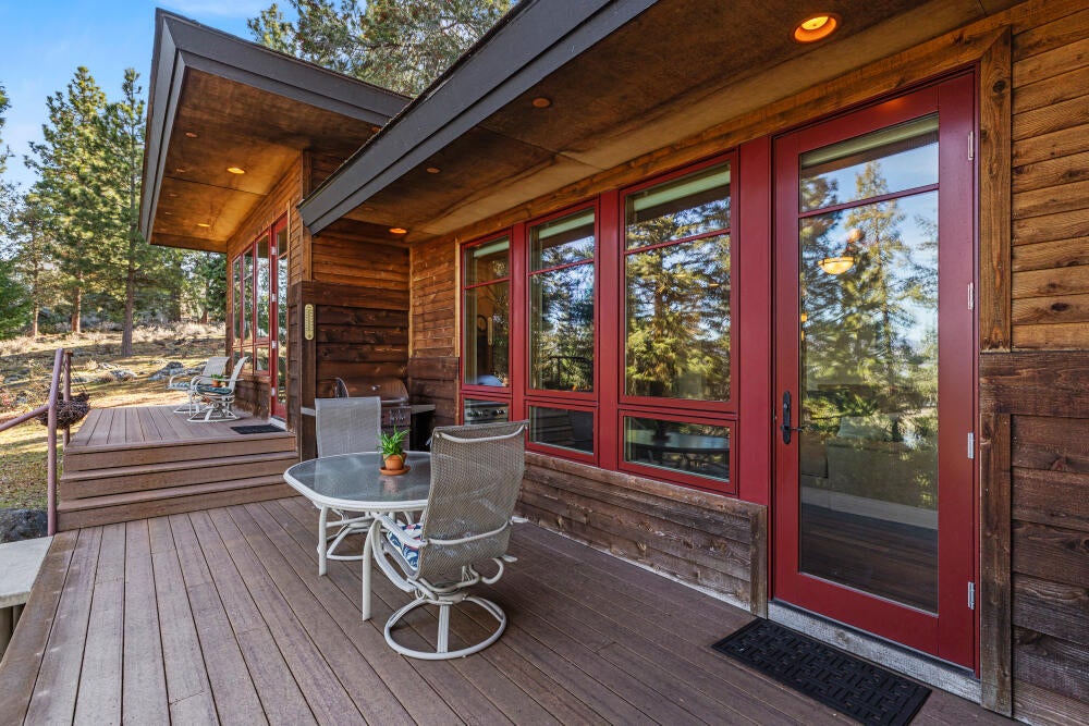 11421 Kestrel Road Klamath Falls, OR 97601 - Photo 12 of 55 Back Deck