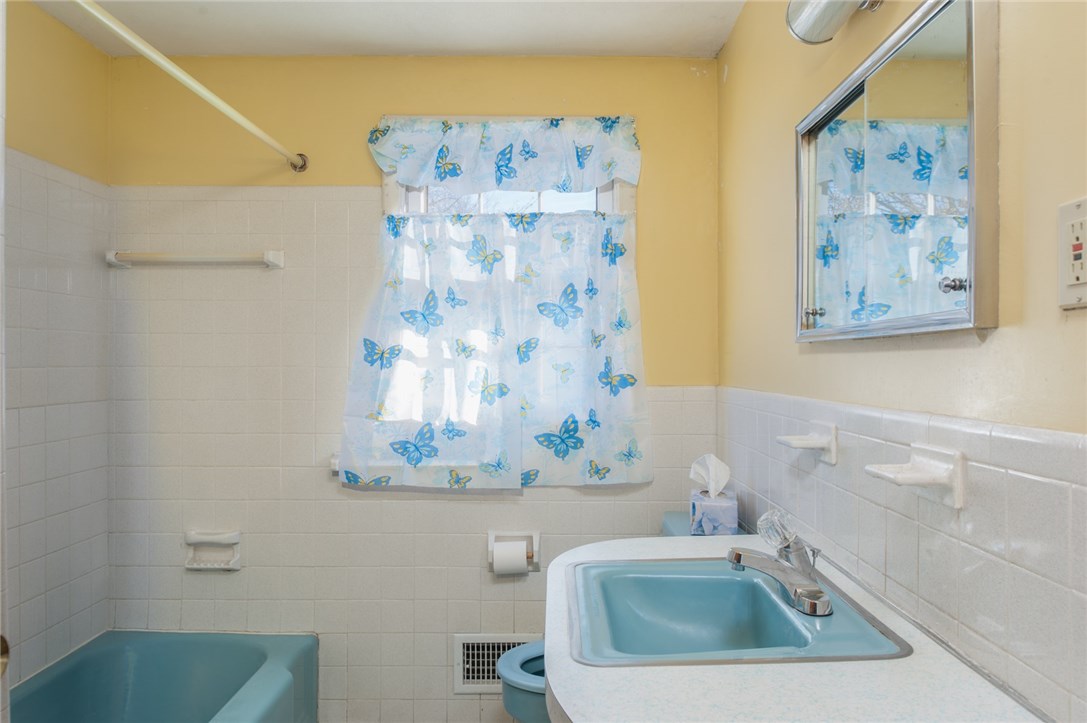 136 Larchmont Road Warwick, RI 02886 - Photo 16 of 18