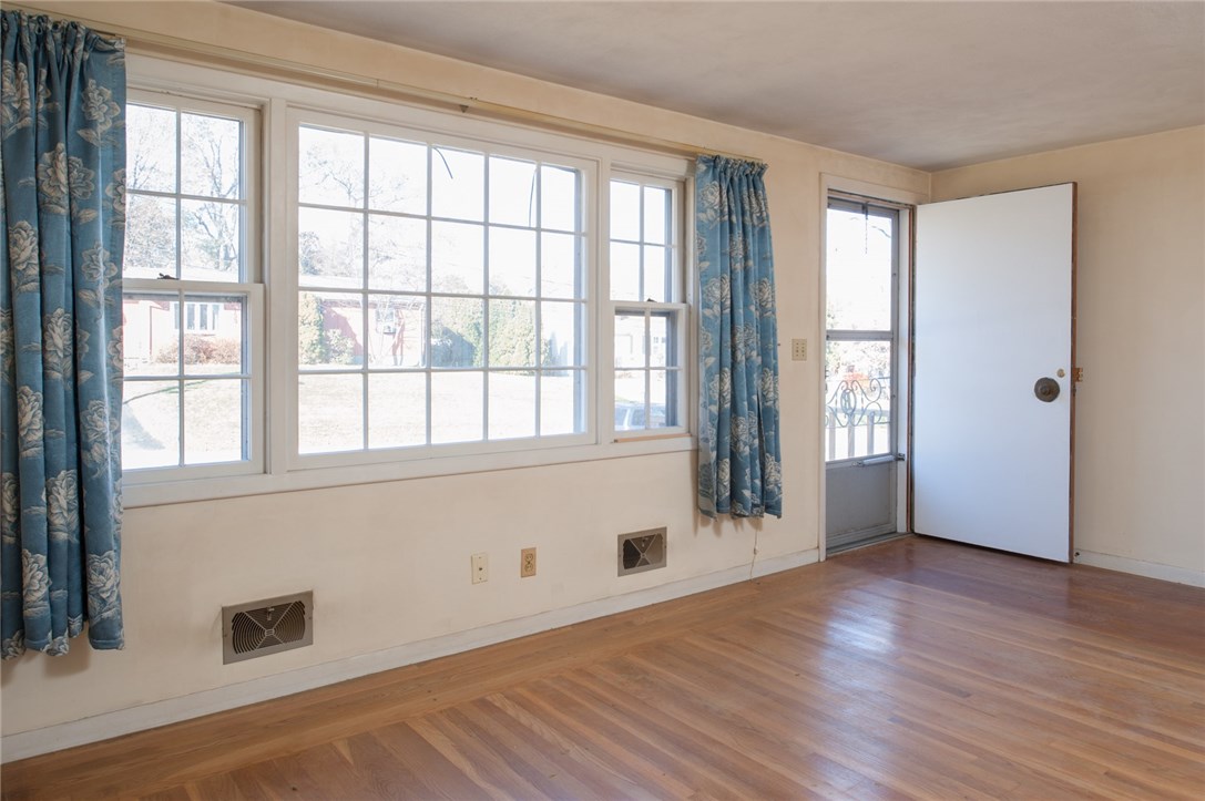 136 Larchmont Road Warwick, RI 02886 - Photo 2 of 18