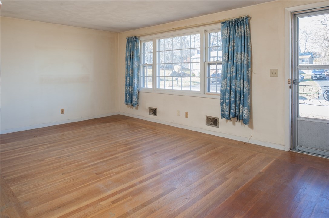 136 Larchmont Road Warwick, RI 02886 - Photo 3 of 18