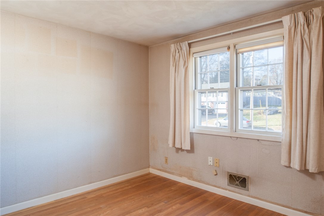 136 Larchmont Road Warwick, RI 02886 - Photo 8 of 18