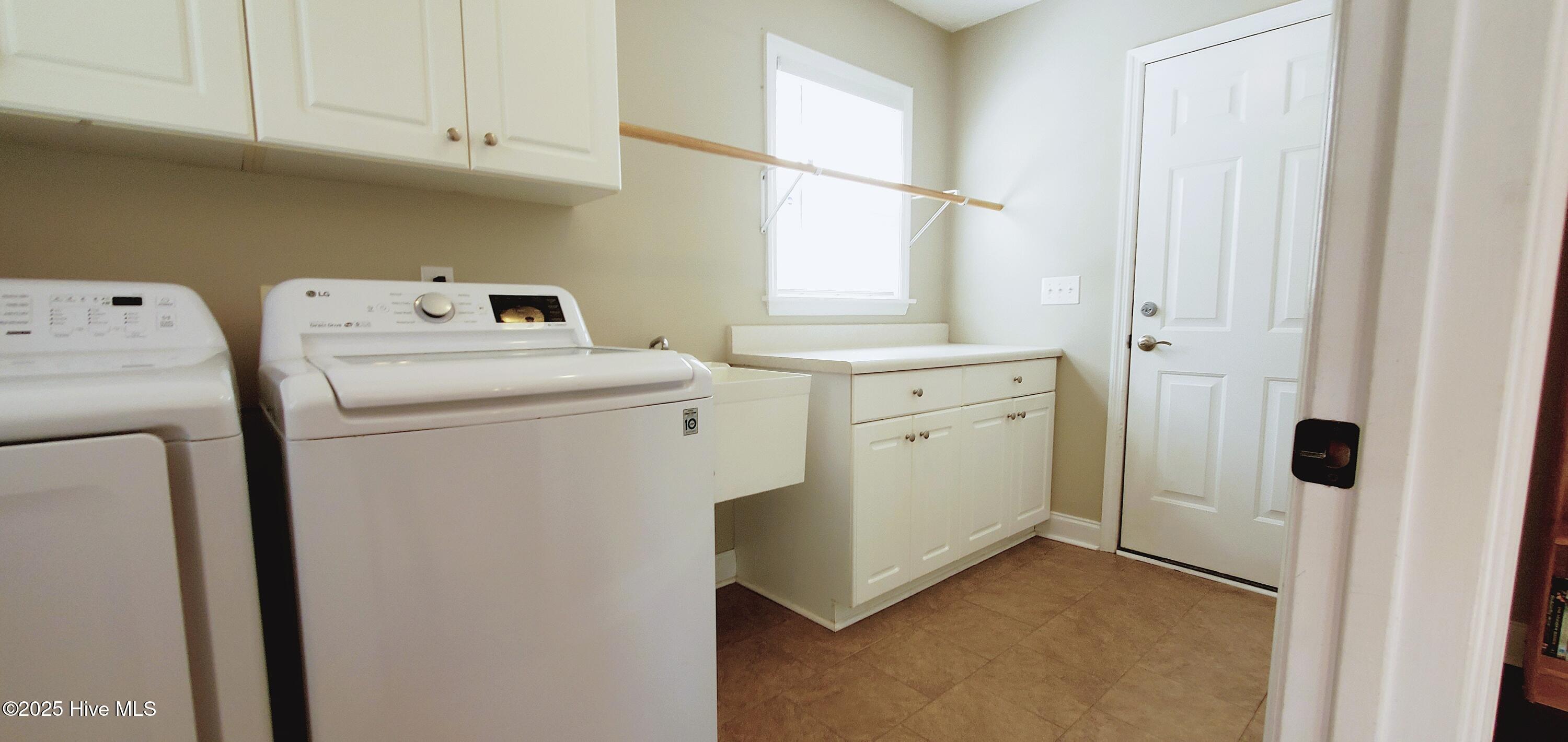400 Neuchatel Road New Bern, NC 28562 - Photo 17 of 26 Laundry - Mud Room