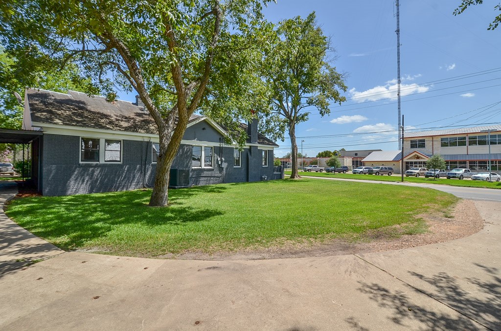 404 West Main Street Bellville, TX 77418 - Photo 22 of 25 a front view of house with yard and green space