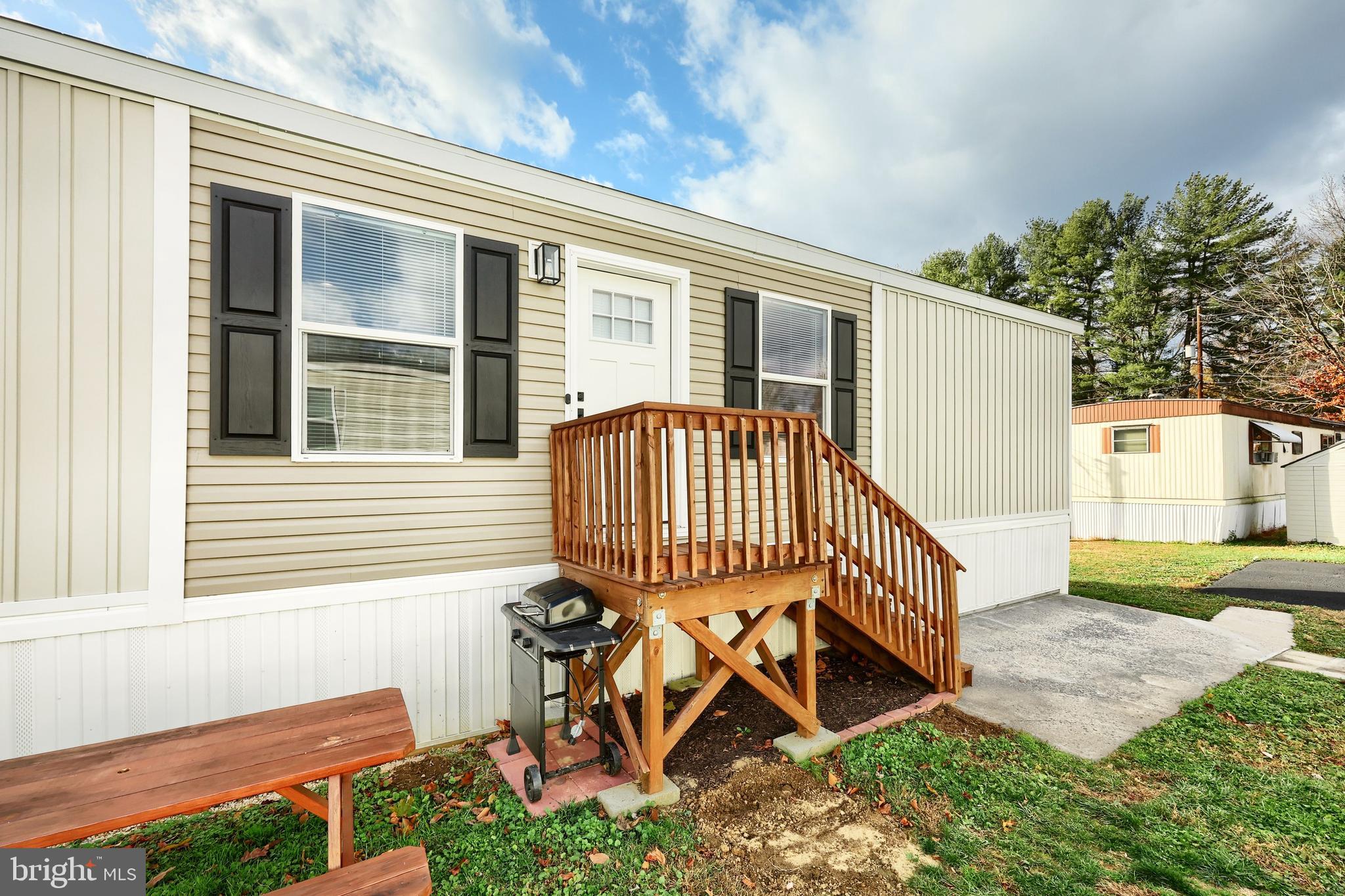4 3rd Street York, PA 17406 - Photo 3 of 26 front view of a house with a yard