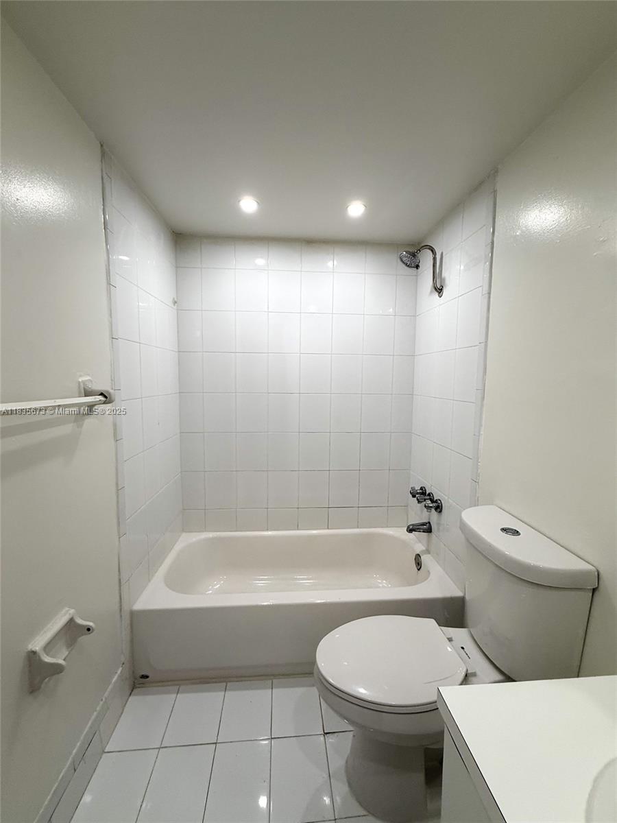 8650 Southwest 109th Avenue, Unit 3112 Miami, FL 33173 - Photo 13 of 38 Bathroom No 1 View