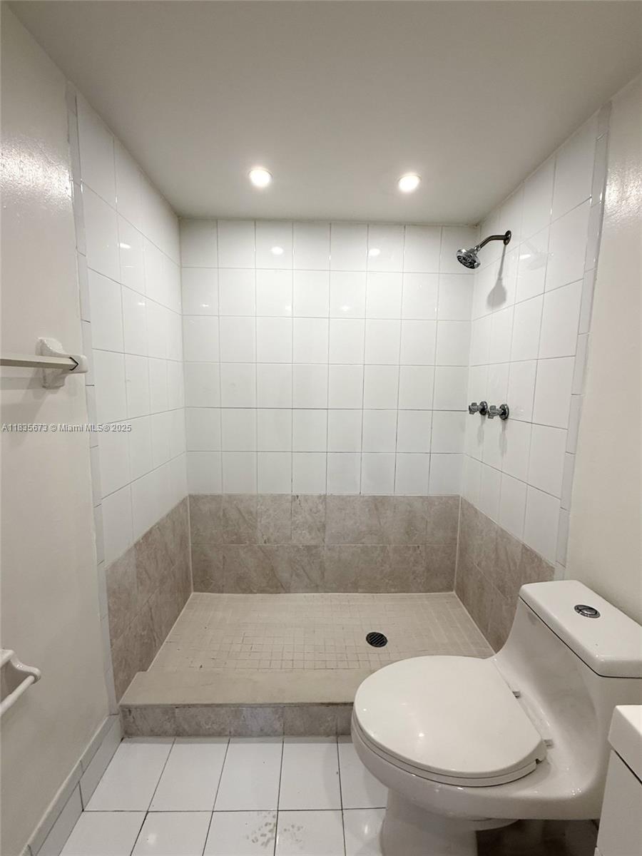 8650 Southwest 109th Avenue, Unit 3112 Miami, FL 33173 - Photo 22 of 38 Bathroom No 2 View
