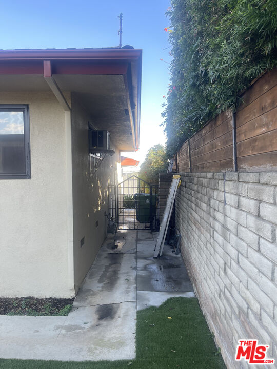 2027 Westridge Road Los Angeles, CA 90049 - Photo 33 of 44 Gallery Image 33