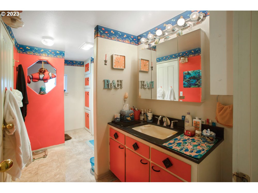 890 Crowfoot Road Eagle Point, OR 97524 - Photo 17 of 48 a bathroom with a sink mirror and vanity