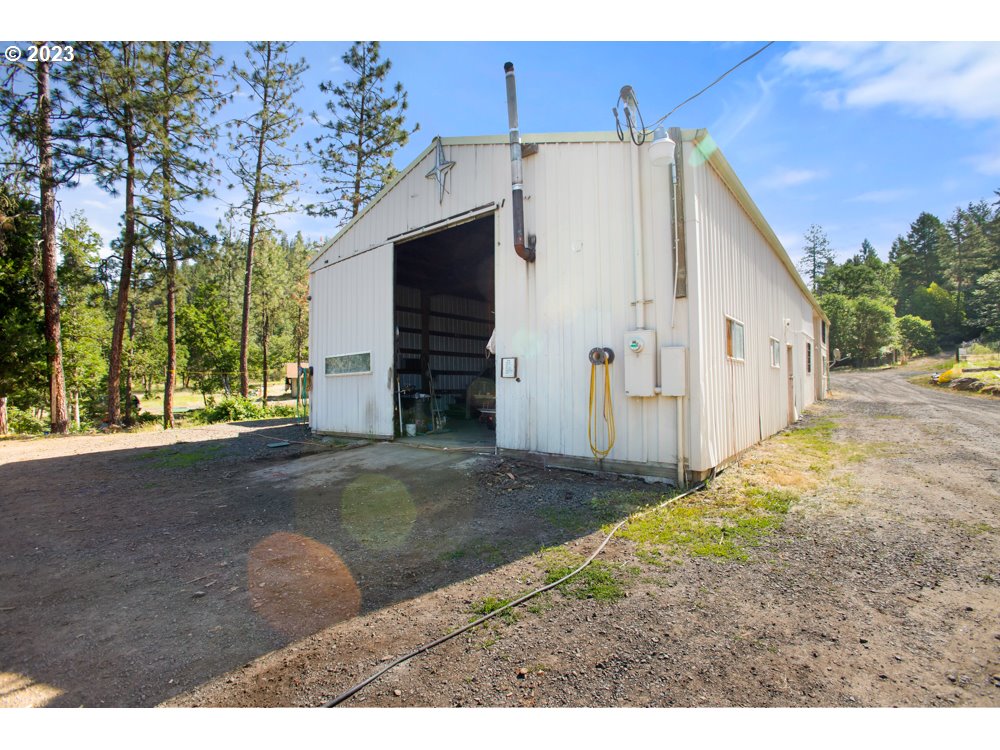 890 Crowfoot Road Eagle Point, OR 97524 - Photo 19 of 48 a view of a backyard of the house