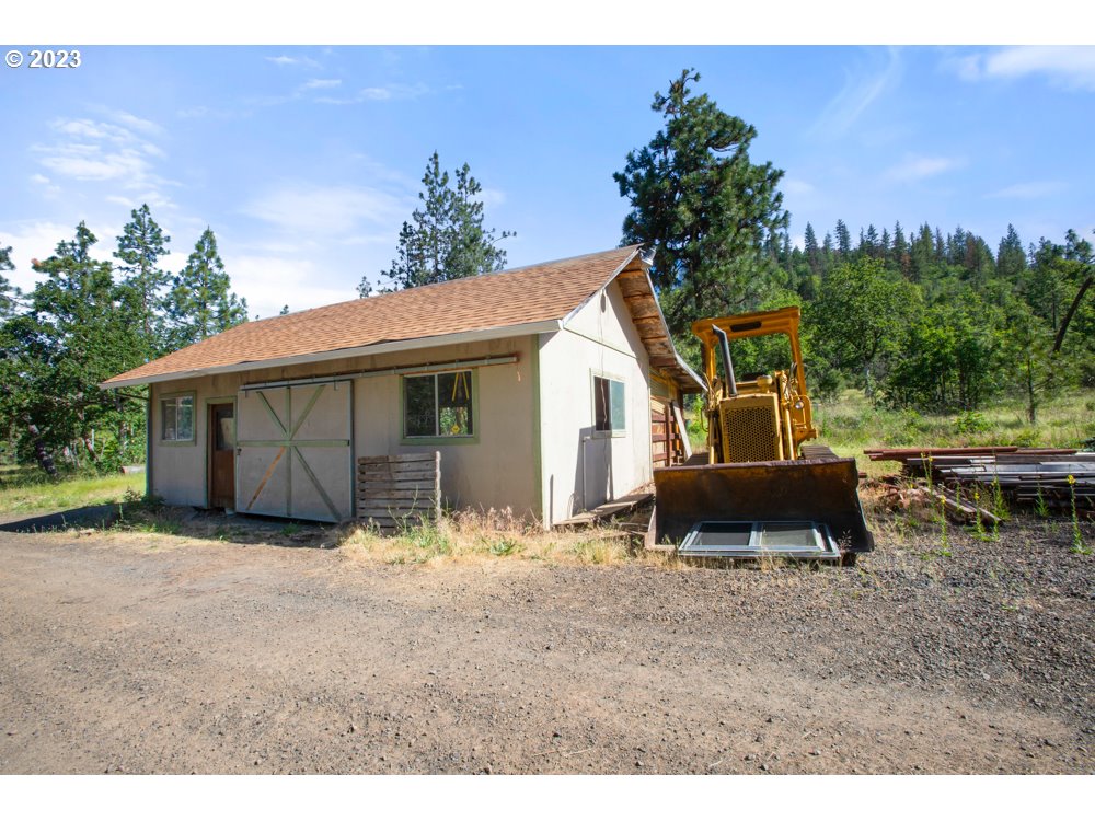 890 Crowfoot Road Eagle Point, OR 97524 - Photo 22 of 48 a view of a house with a yard and sitting area
