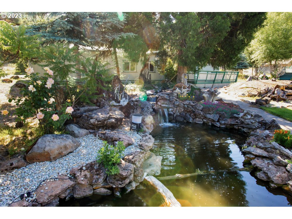 890 Crowfoot Road Eagle Point, OR 97524 - Photo 25 of 48 a view of lake view and mountain view