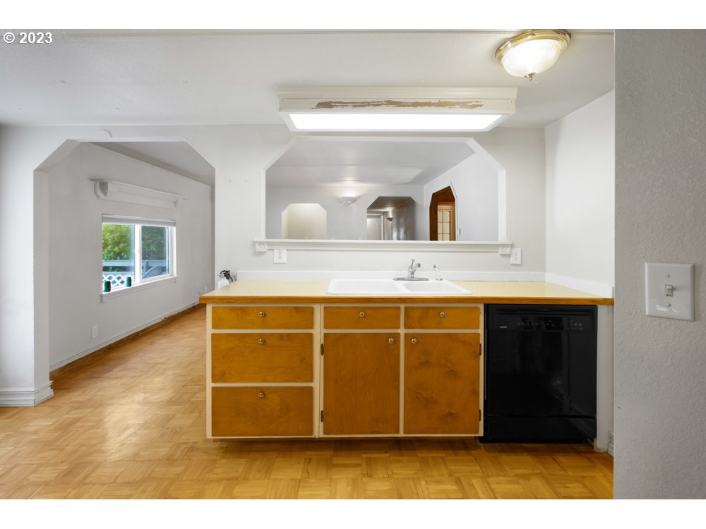 890 Crowfoot Road Eagle Point, OR 97524 - Photo 33 of 48 a bathroom with a tub