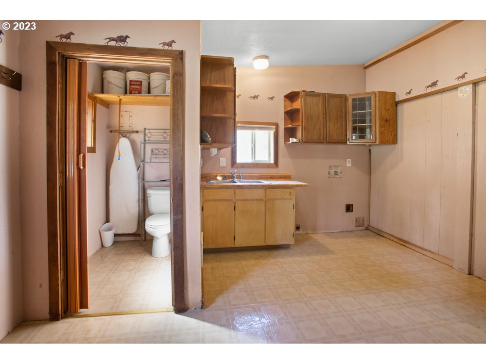 890 Crowfoot Road Eagle Point, OR 97524 - Photo 34 of 48 a bathroom with a sink and a mirror
