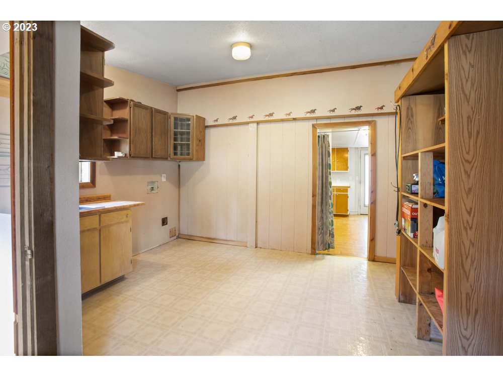 890 Crowfoot Road Eagle Point, OR 97524 - Photo 35 of 48 a view of an empty room