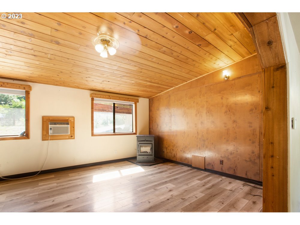 890 Crowfoot Road Eagle Point, OR 97524 - Photo 40 of 48 a view of empty room with wooden floor and fan