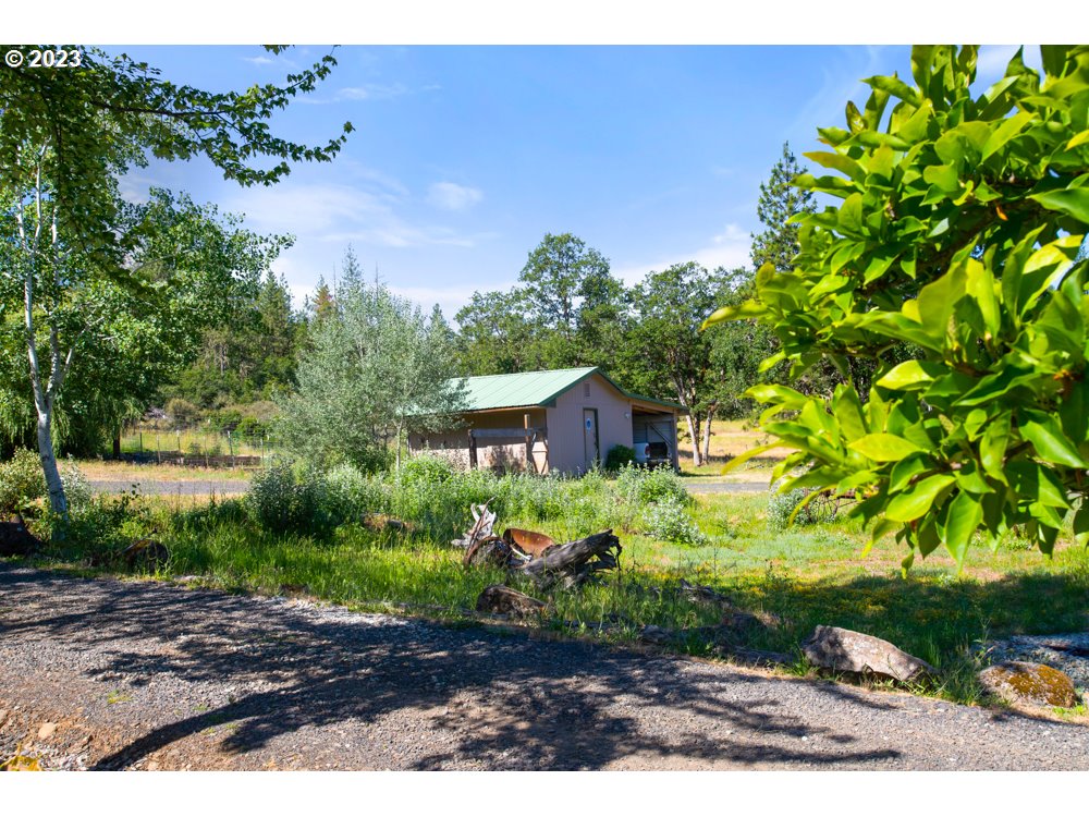 890 Crowfoot Road Eagle Point, OR 97524 - Photo 4 of 48 a view of a garden