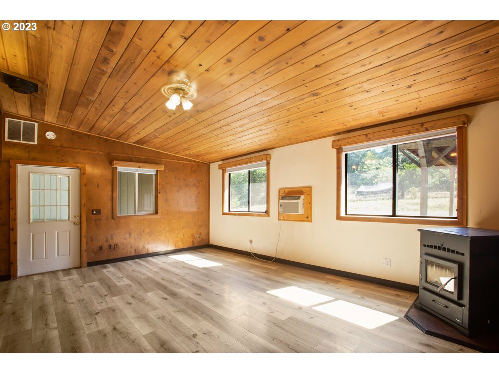 890 Crowfoot Road Eagle Point, OR 97524 - Photo 41 of 48 a view of an empty room with a window