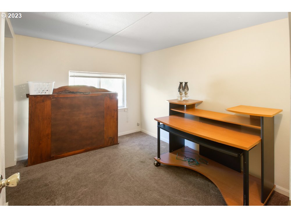 890 Crowfoot Road Eagle Point, OR 97524 - Photo 43 of 48 a room with furniture and window