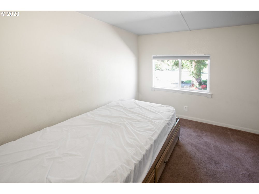 890 Crowfoot Road Eagle Point, OR 97524 - Photo 44 of 48 a bedroom with a bed and a window