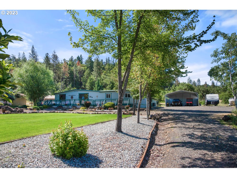 890 Crowfoot Road Eagle Point, OR 97524 - Photo 5 of 48 a view of a patio with a yard