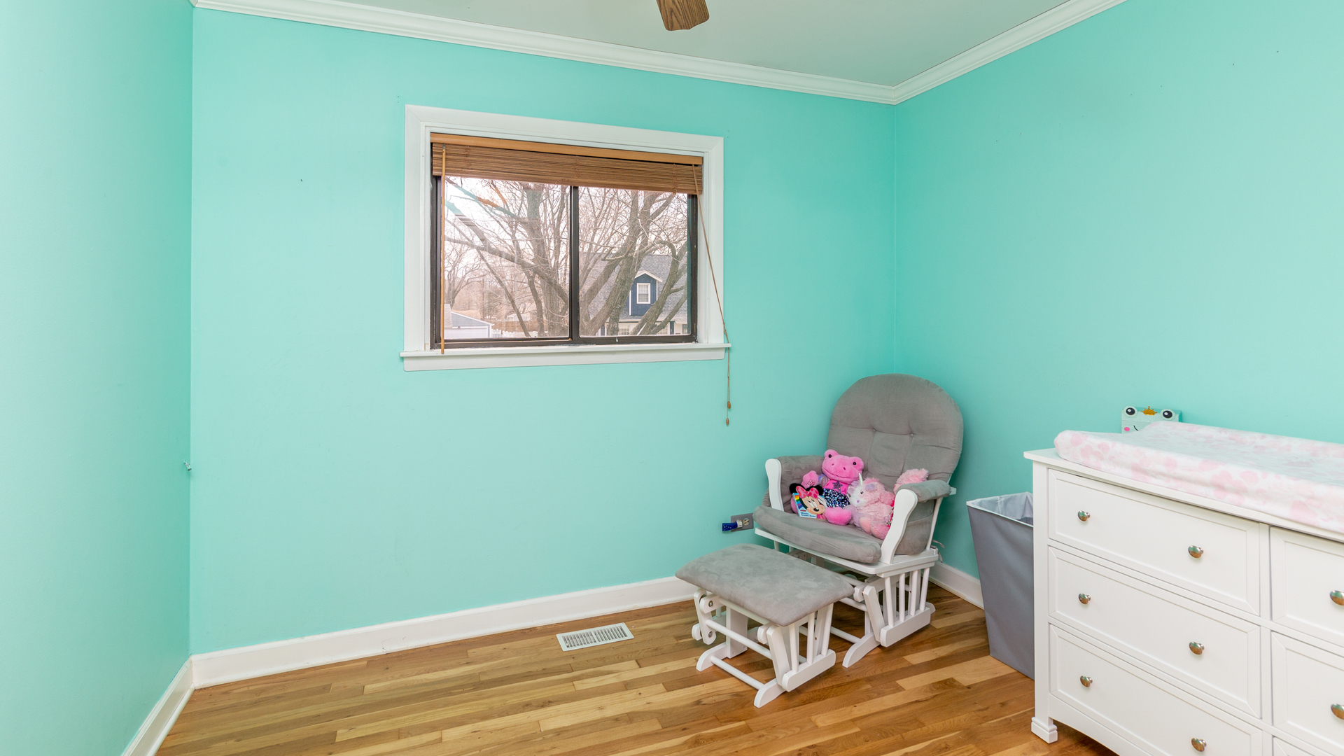 400 Frederick Lane Hoffman Estates, IL 60169 - Photo 13 of 34 a room with a desk and chair