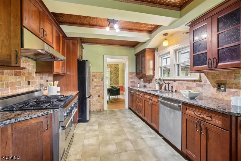 18 Burroughs Way Maplewood, NJ 07040 - Photo 12 of 42