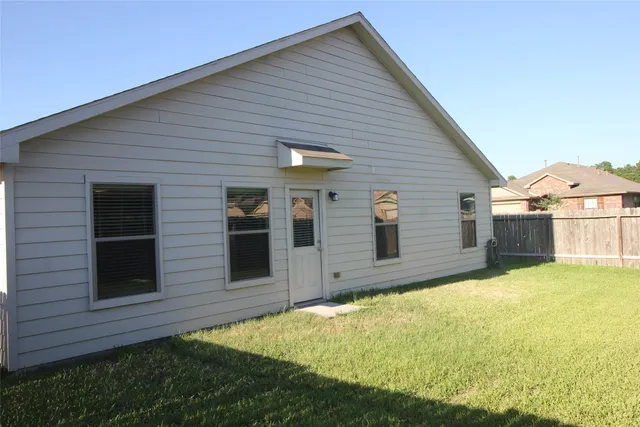 a view of a house with backyard