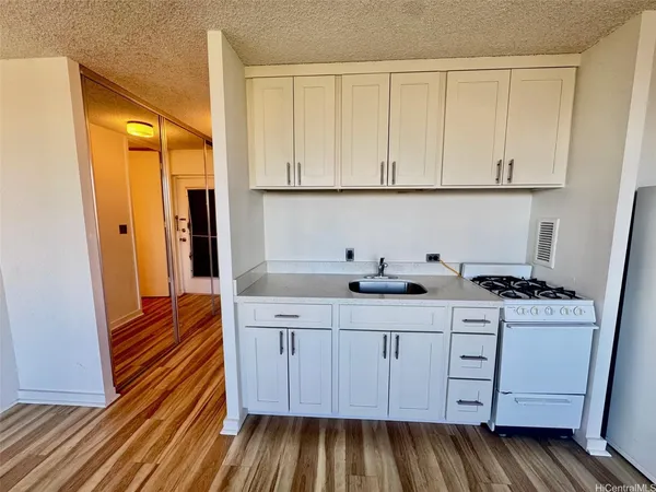 $1,500 | 1550 Wilder Avenue, Unit A713, Honolulu, HI 96822