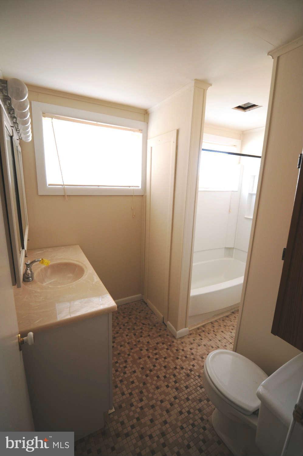 572 Shipley Road Linthicum Heights, MD 21090 - Photo 10 of 12 Bath