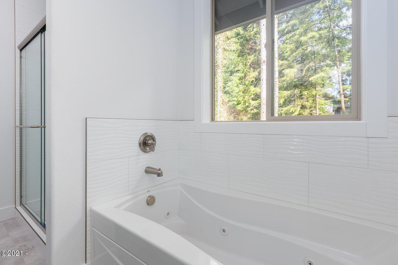 15 Big Tree Road Gleneden Beach, OR 97388 - Photo 22 of 28 a bathroom with a bathtub