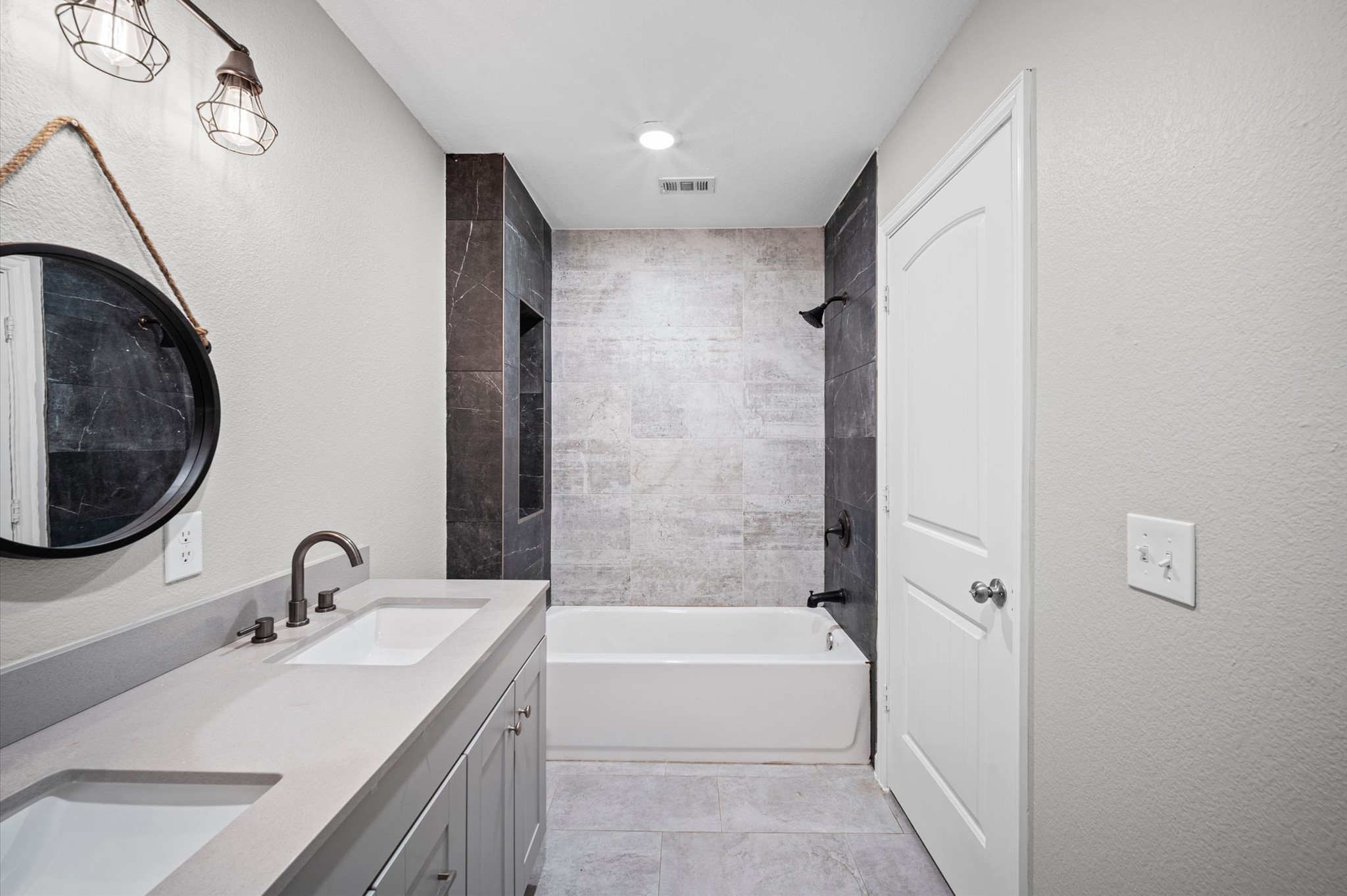 3535 Rosedale Street Houston, TX 77004 - Photo 34 of 44 Primary bathroom has a large soaking tub.