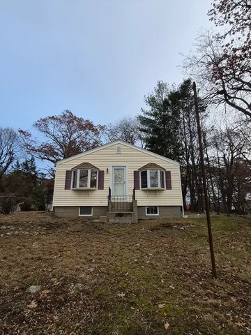 a house that is sitting in middle of the grass