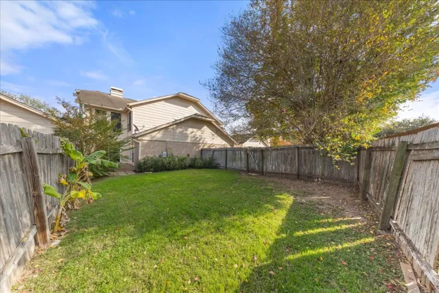 a view of a back yard