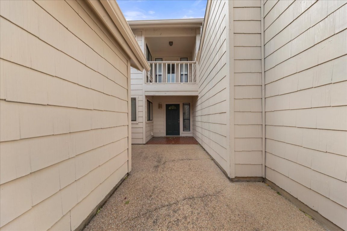 10900 Crown Colony Drive, Unit B Austin, TX 78747 - Photo 3 of 26 a view of entryway
