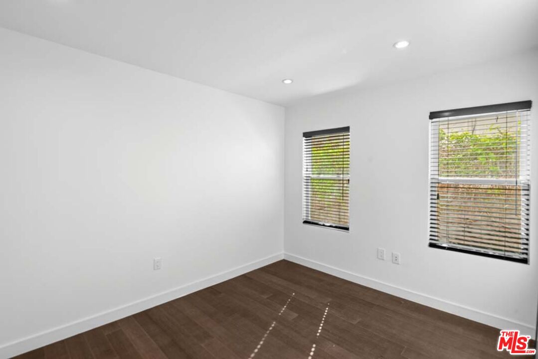 10453 Holman Avenue Los Angeles, CA 90024 - Photo 29 of 67 an empty room with a window