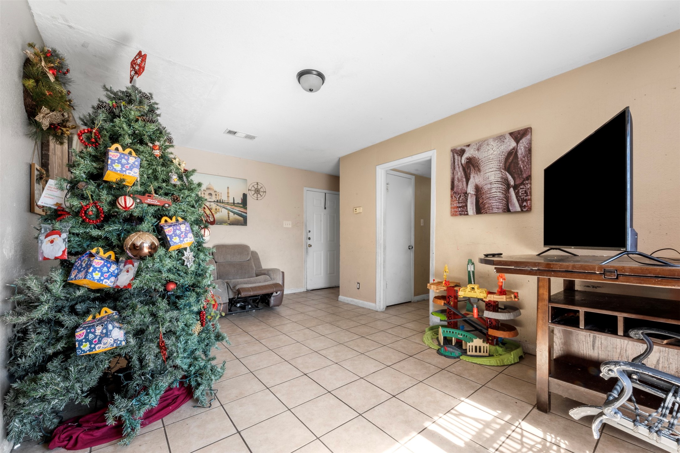7726 Boggess Road Houston, TX 77016 - Photo 4 of 30 a living room with furniture and flowers